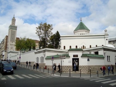 السلطات الفرنسية تأمر بإغلاق مسجد قرب باريس