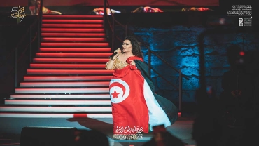 لطيفة ترسم لوحة فنية في قرطاج بمناسبة عيد الجمهورية